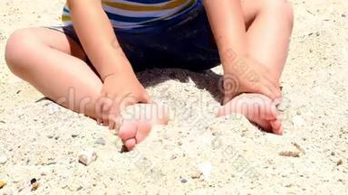 快乐的孩子夏天<strong>在海滩上</strong>玩沙子。 孩子们<strong>在</strong>沙滩<strong>上玩耍</strong>。 这种活动有利于感官